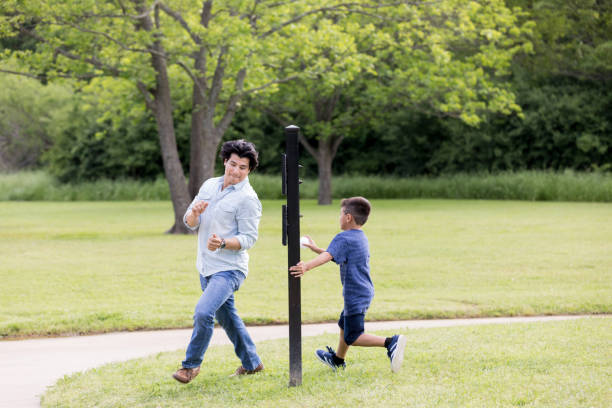 vater und sohn spielen baseball - baseball base stock-fotos und bilder