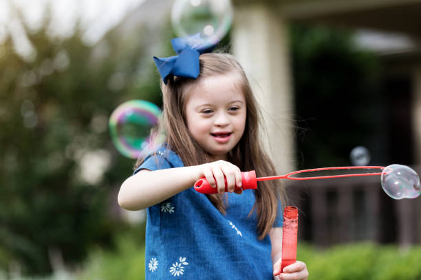 baguette adorable de vagues de fille de bulle - bubble wand child outdoors bubble photos et images de collection