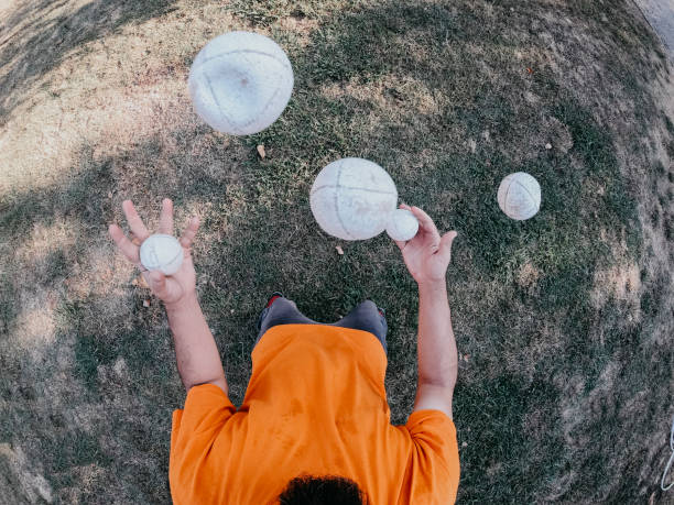 gezichtspunt van een jongleur die in het park presteert - jongleren stockfoto's en -beelden