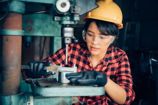 азиатская beuatiful женщина работая с машиной в инженере фабрики и рабочей концепции женщины или дне женщины - тяжелая шляпа стоковые фото и изображения