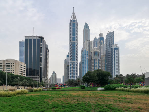 opinião épica das torres do porto de dubai-opinião da skyline de dubai em dubai media city - dubai media city - fotografias e filmes do acervo