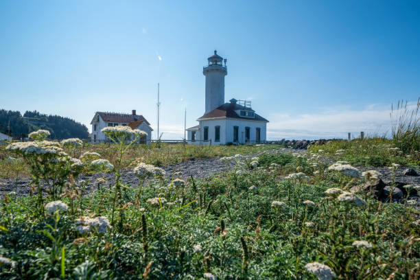 point wilson lighthouse im fort worden state park in washington state, in port townsend - puget sund stock-fotos und bilder