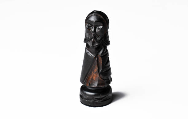figura szachowa odizolowana na białym tle. chessmaster.czarna figurka. kopiuj miejsce - chessmaster zdjęcia i obrazy z banku zdjęć