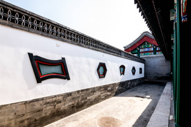il vecchio e iconico muro cinese e l'edificio nel palazzo d'estate, pechino, cina. - travel locations europe china beijing foto e immagini stock