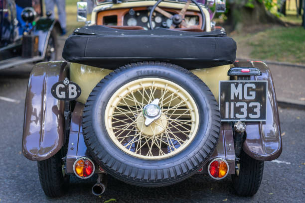 festival de l'automobile, fragment d'une voiture de sport vintage mg - motoring photos et images de collection
