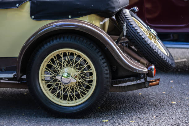 festival de l'automobile, fragment d'une voiture de sport vintage mg - motoring photos et images de collection