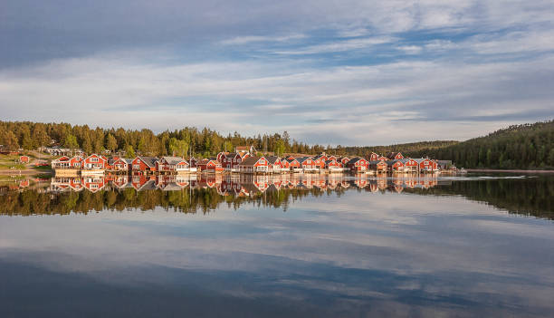 деревня с красными деревянными домами в швеции - fishing village idyllic red cottage стоковые фото и изображения