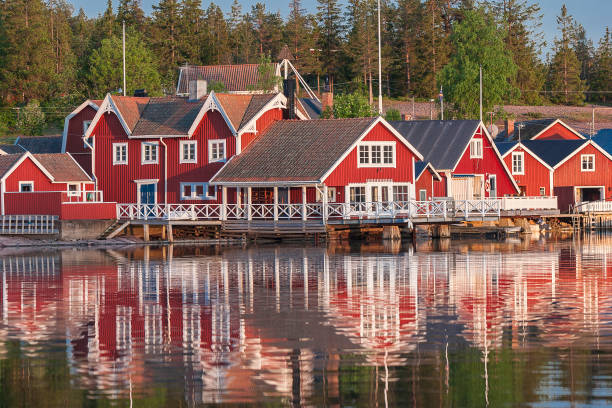 деревня с красными деревянными домами в швеции - fishing village idyllic red cottage стоковые фото и изображения