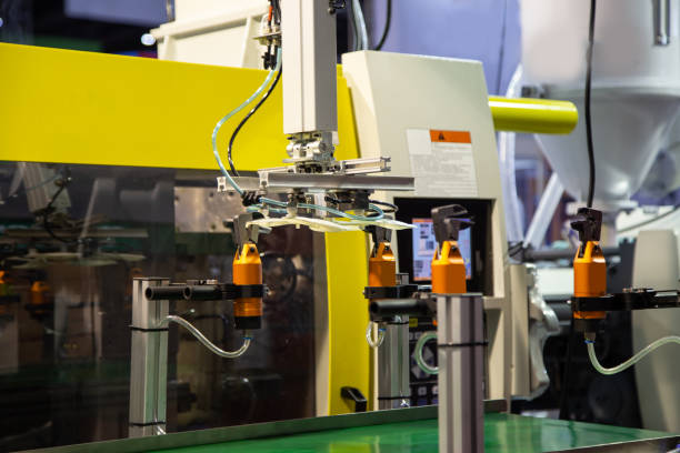 máquina de moldeo por inyección de plástico - robot robot arm plastic production line fotografías e imágenes de stock