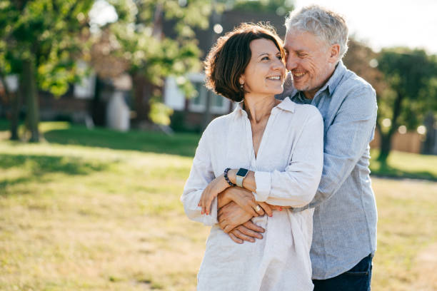 пенсионеры счастливые - сделать выход на пен�сию лучшие годы вашей жизни - 60 64 years стоковые фото и изображения