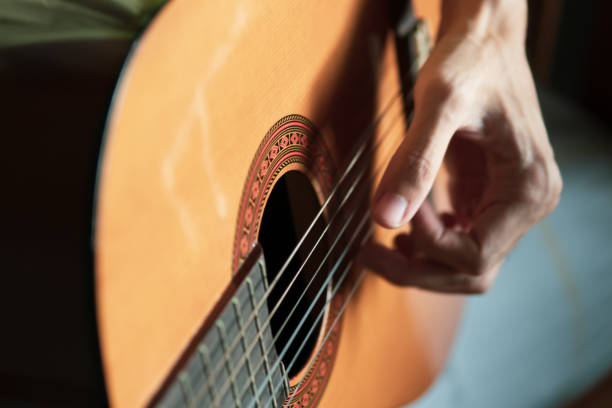 left handed man playing classical guitar - fingerstyle imagens e fotografias de stock