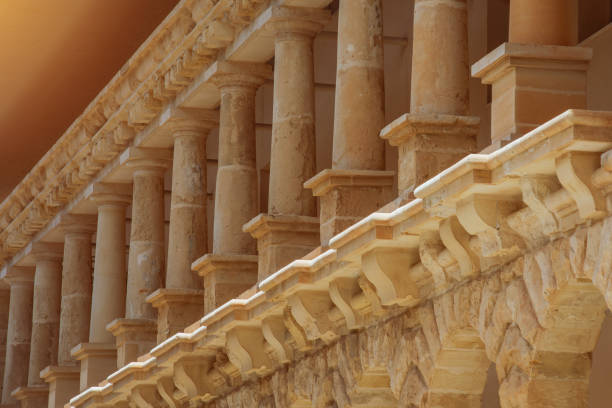 colunas baixas de pedra calcária laranja, elementos de arquitetura externa. - column legal system university courthouse - fotografias e filmes do acervo