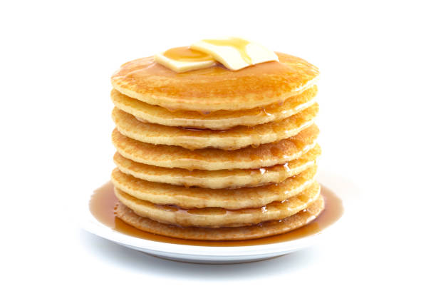 stapel von frisch hergestellten buttermilch pfannkuchen mit sirup und butter isoalted auf weißem hintergrund - pancake stack stock-fotos und bilder