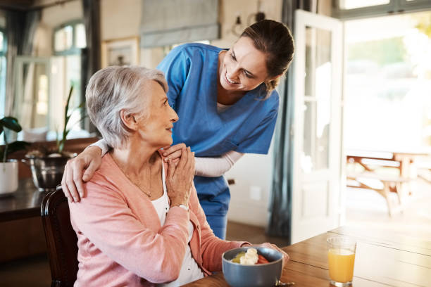 ¿estás disfrutando de tu desayuno? - home health nurse fotografías e imágenes de stock