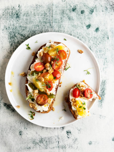 bruschetta e pequenos sanduíches, pão torrado, bruschetta com tomates, crostini, - bread cheese bruschetta canape - fotografias e filmes do acervo
