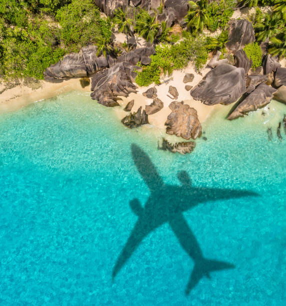 飛行機の影とビーチを持つ旅行コンセプト - seychelles sea lagoon tropical climate ストックフォトと画像