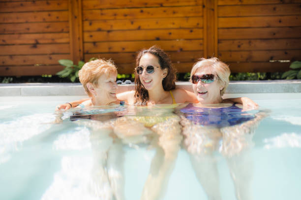filha grande e mães grandes em uma piscina - swimming swimming pool senior adult child - fotografias e filmes do acervo
