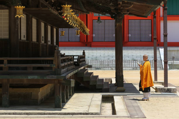 a monge budista está rezando no templo de danjo garan - altar residential structure spirituality house - fotografias e filmes do acervo