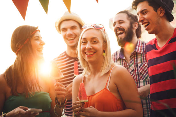 最高の屋根パーティーのためのスイカと笑顔 - 海外 パーティー ストックフォトと画像