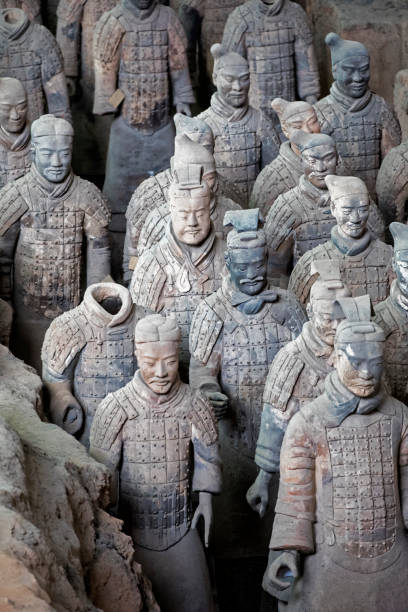 西安中国に位置する世界的に有名なテラコッタ軍 - terracotta soldiers xian terracotta emperor ストックフォトと画像