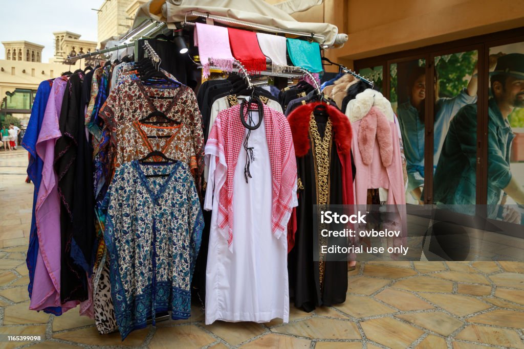 Ropa Tradicional Árabe Para Mujeres Y Hombres En El Mostrador De Una Pequeña  Tienda Foto de stock y más banco de imágenes de A la moda - iStock