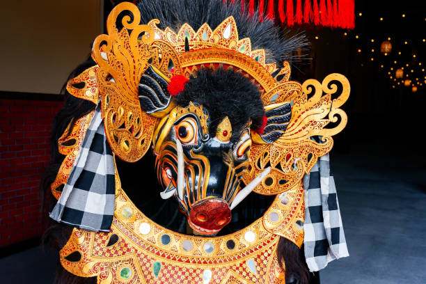 barong - simbolo balinese della mitologia e della danza. maschera di testa di cinghiale - re degli spiriti. situato nel parco garuda wisnu a bukit, bali. - rangda foto e immagini stock