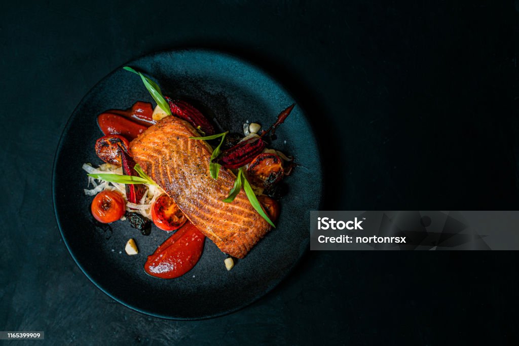 검은 접시, 상단보기, 복사 공간에 맛있는 식사. - 로열티 프리 음식 스톡 사진