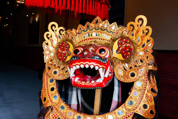 barong - balijski symbol mitologii i tańca. maska głowy lwa - król duchów. znajduje się w parku garuda wisnu w bukit, bali. - rangda zdjęcia i obrazy z banku zdjęć