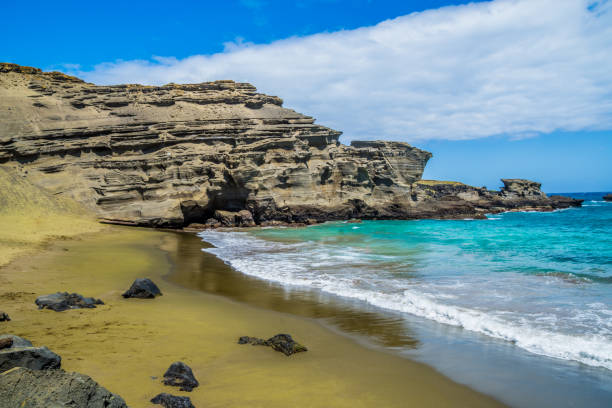 hawaii green sand beach (papakolea) la playa de la isla grande - vibrant color summer rock cliff fotografías e imágenes de stock