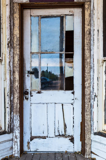 old white door w: tombstone, arizona, stany zjednoczone - tombstone photography weathered day zdjęcia i obrazy z banku zdjęć