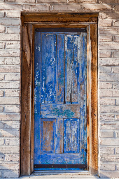 old blue door in tombstone, arizona, united states - tombstone photography weathered day imagens e fotografias de stock