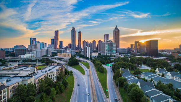 atlanta georgia ga downtown skyline panorama aérien - géorgie photos et images de collection