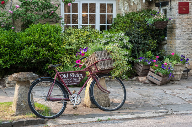 pista estreita com casas de palha românticas e casas de campo de pedra na vila encantadora da igreja lovell, cotswolds, oxfordshire, inglaterra - castle combe - fotografias e filmes do acervo