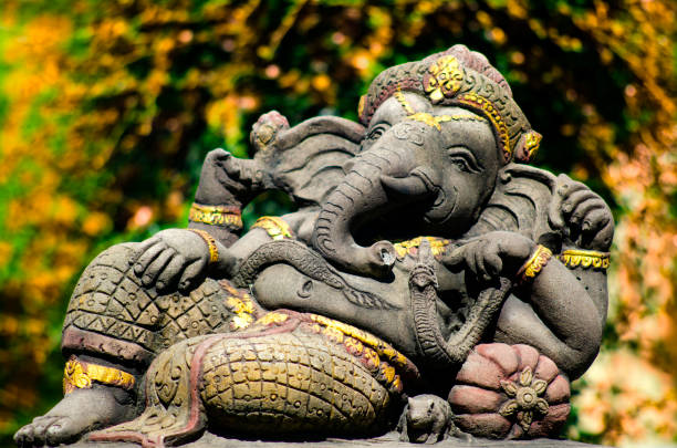 ganesha é o deus do sucesso. isso hindus em india e buddhists em torno do respeito e da adoração do mundo - ganesha animal asia chennai - fotografias e filmes do acervo