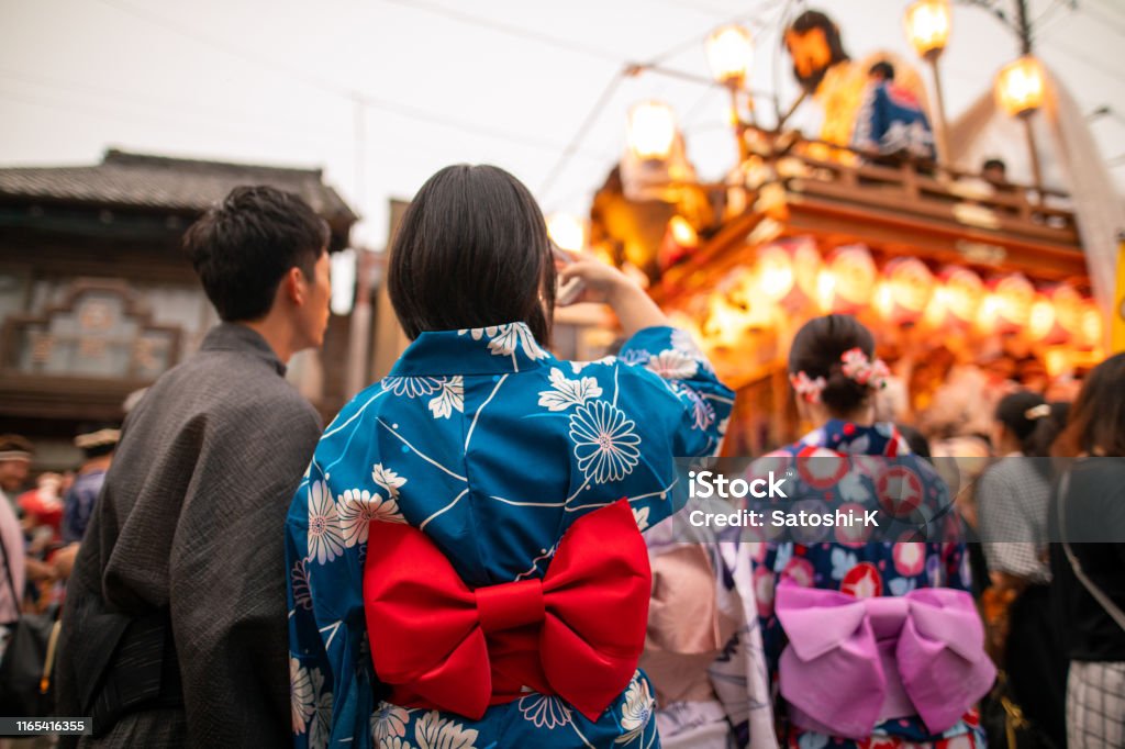 Jeunes couples dans le yukata prenant des photos du défilé de matsuri - Photo de Festival traditionnel libre de droits
