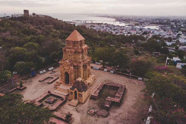 poshanu o po sahu inu tower o pho cham tower es un grupo de reliquias de las torres cham en el antiguo reino de champa en phan thiet en vietnam - cham mask fotografías e imágenes de stock