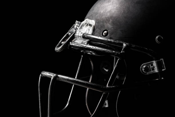 capacete de futebol no fundo preto. - sports activity fotos - fotografias e filmes do acervo