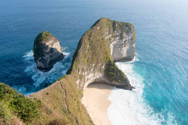 istock Kelingking beach Nusa Penida 1165426255