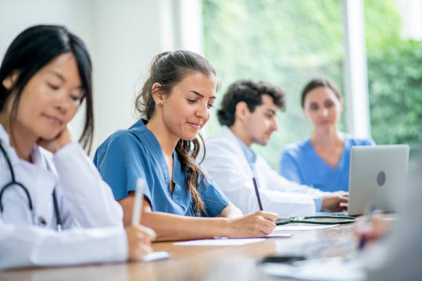 médicos aprendiendo y trabajando juntos - medical student fotografías e imágenes de stock