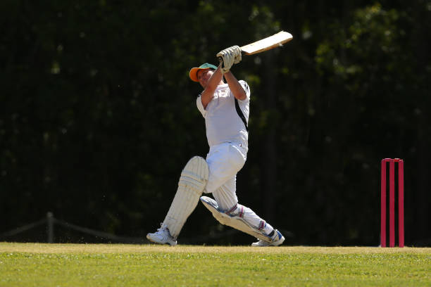 uomo che gioca a cricket - battitore del cricket foto e immagini stock