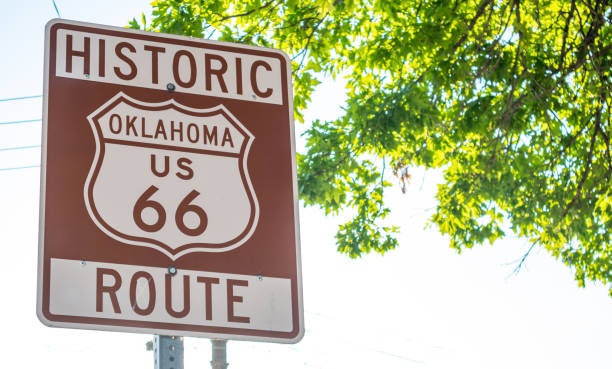 route 66 zeichen intulsa oklahoma usa. sonniger frühlingstag - oklahoma sign road sign sky stock-fotos und bilder