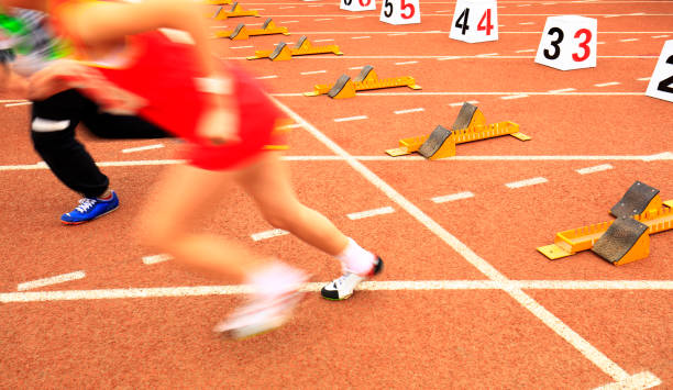 sprint iniciar em pista e campo em movimento borrado - rivalry starting block track and field athlete track and field - fotografias e filmes do acervo