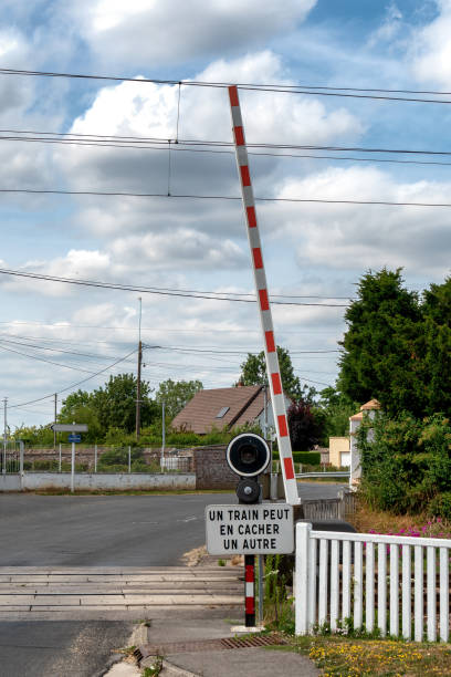 フランス北部の小さな町、フォーレリーの踏切 - crossing railroad track boundary gate ストックフォトと画像