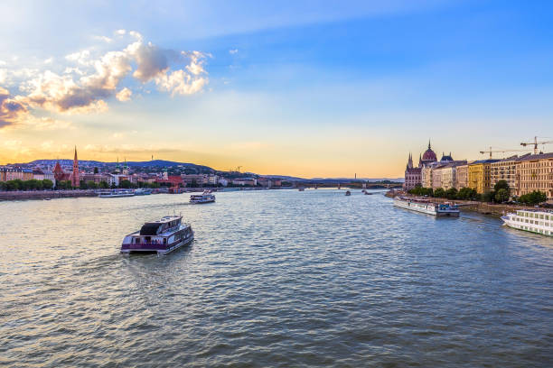 navires de croisière sur le danube dans la soirée surplombant le parlement hongrois à budapest - budapest danube river cruise hungary photos et images de collection