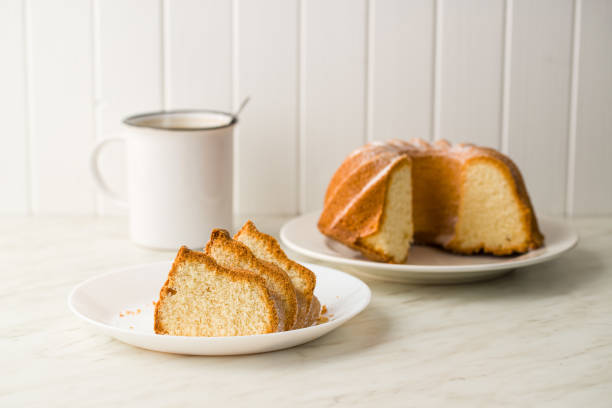 甘いバントケーキ。 - baked brown cake circle ストックフォトと画像
