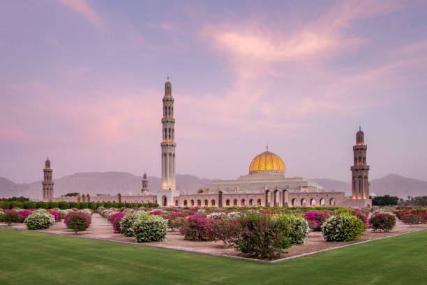 the sultan qaboos grand mosque in the middle east, oman, muscat, at sunset. - sultan qaboos mosque imagens e fotografias de stock