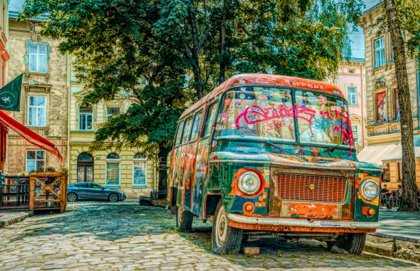 alte hell dekorierte minibus auf der straße der europäischen stadt lviv - graffiti marijuana urban scene city life stock-fotos und bilder