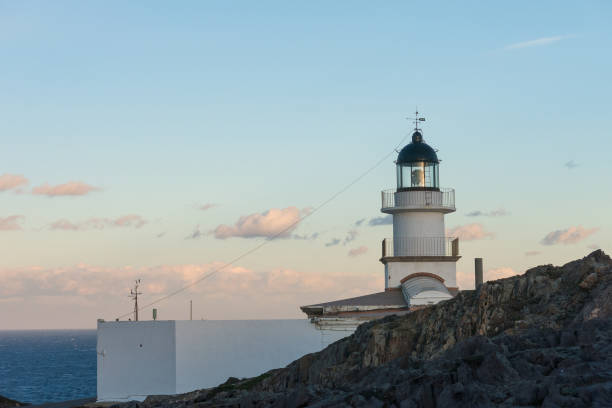 latarnia morska parku przyrody cap de creus, najbardziej wysuniętego na zachód punktu hiszpanii, gdzie słońce wschodzi po raz pierwszy. europa - cadaques zdjęcia i obrazy z banku zdjęć