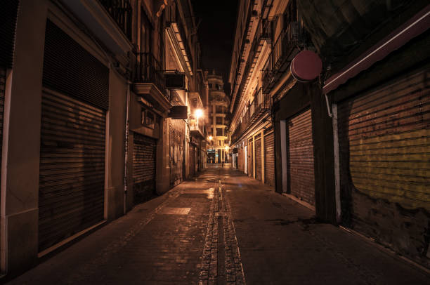 rue étroite la nuit dans la vieille ville - street city night alley photos et images de collection