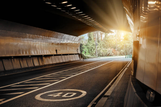 40の制限速度標識を持つトンネルの終わりに太陽の光 - yellow city speed road ストックフォトと画像